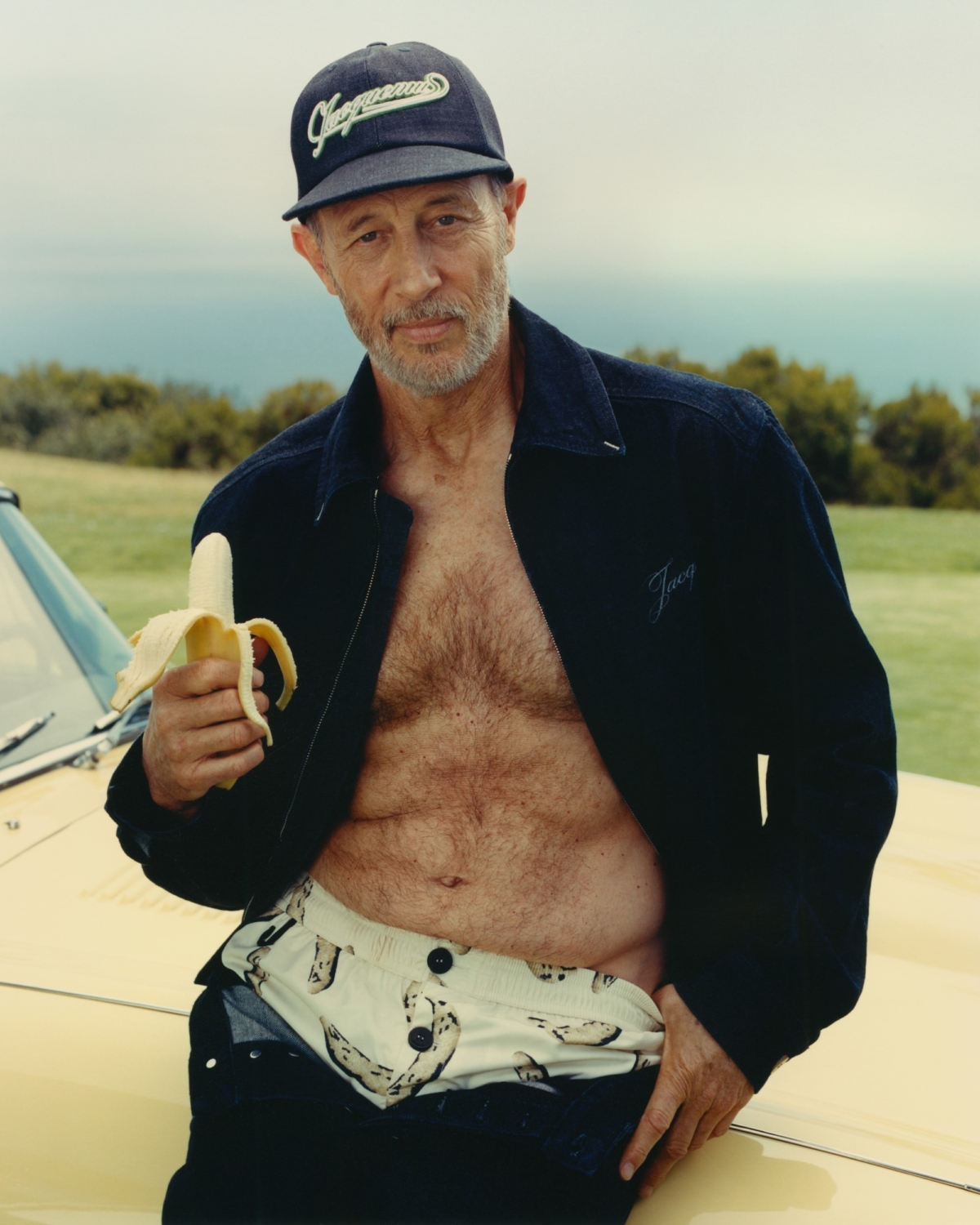 Aktor Jon Gries pozuje w kampanii Jacquemus Los Angeles z pękiem bananów